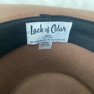 Lack of color round hat 100% Australian wool